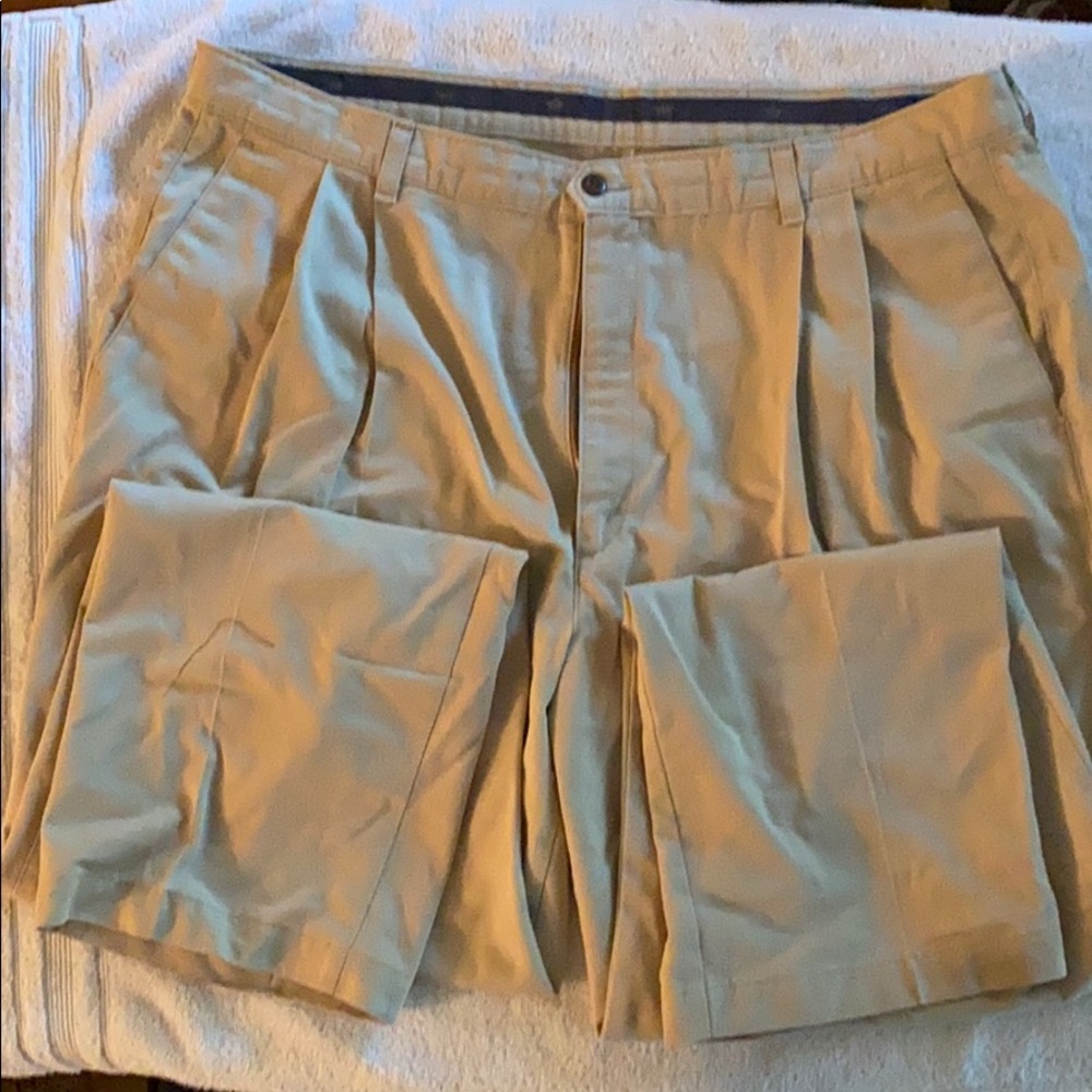 Men’s Tan pleated Dockers 42/30 like new no cuff